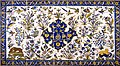 کاشی نقاشی، مربوط به دورهٔ قاجار با صحنه‌هایی از شکار، پرندگان و گل‌وبُته. کاشی‌ساز: نامعلوم