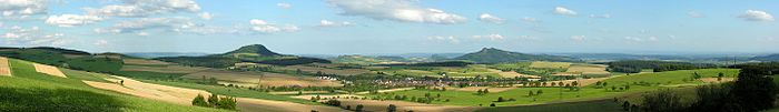 Vue panoramique d'une partie des volcans de l'Hegau en Allemagne.