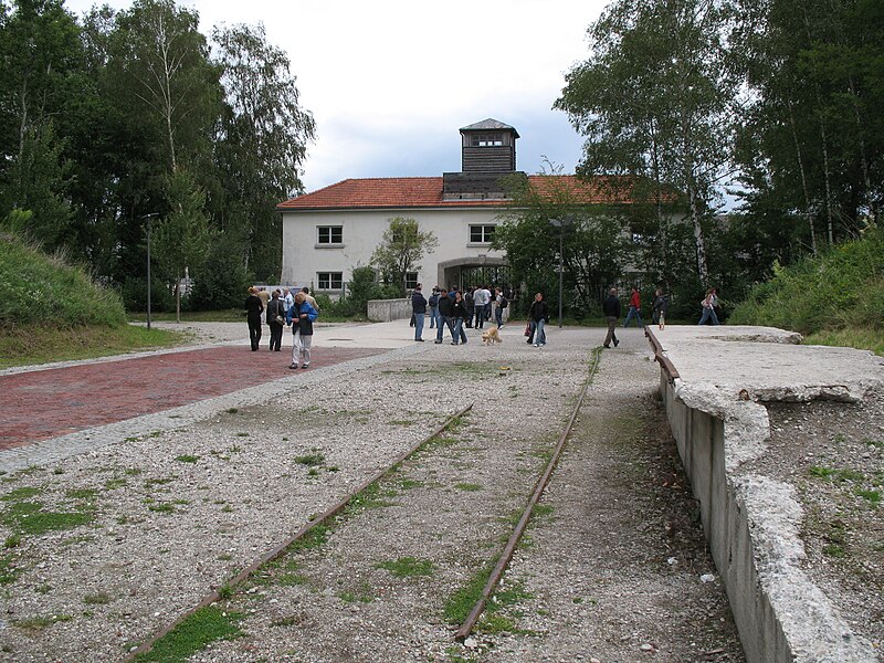 File:2436 - KZ Dachau - Jourhaus und Bahnhof.JPG