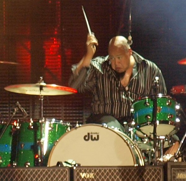 Laboriel performing in 2008