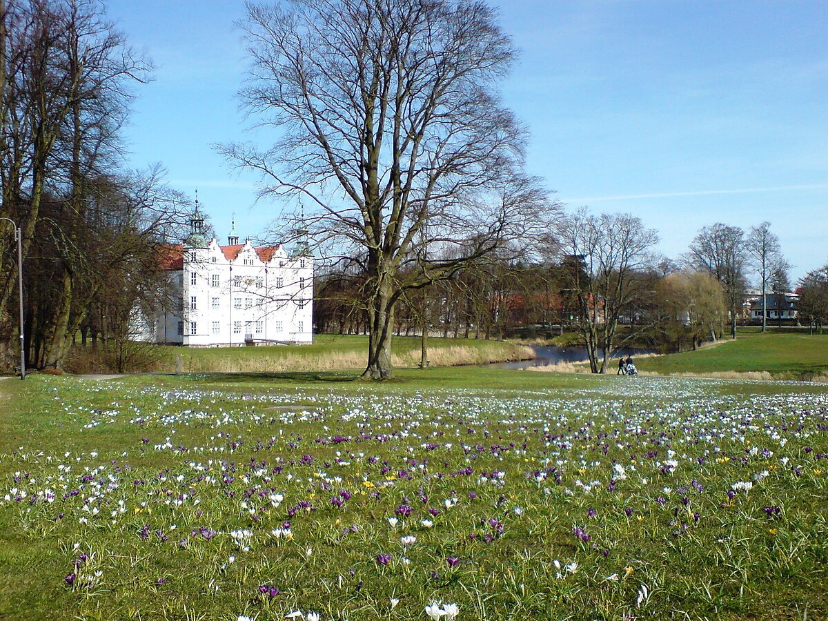 File:Ahrensburg, Schlossgarten.JPG - Wikimedia Commons.