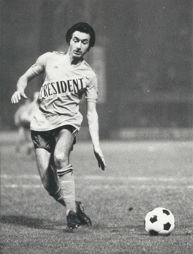 Photographie en noir et blanc du joueur de football Alain Desgages en 1976.