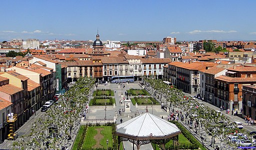 Blick auf die Plaza de Cervantes im historischen Zentrum von Alcalá de Henares (UNESCO-Weltkulturerbe in Spanien)