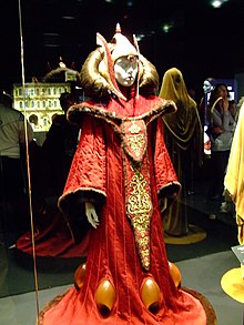 Le costume de Padmé Amidala porté par Natalie Portman dans Star Wars, épisode I : La Menace fantôme (1999).