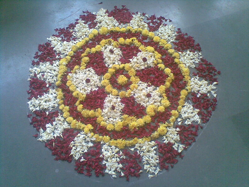 File:An ornamental floral line (பூக்கோலம்) 2.jpg