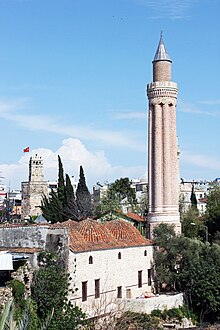 المئذنة المخرمة ، المسجد ذو الست قباب ، برج الساعة الروماني