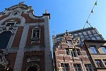 Zwei Gibel von Altbauten in der Kammenstraat in Antwerpen. Das linke Gebäude ist ein rot getünchter Kirchenbau.