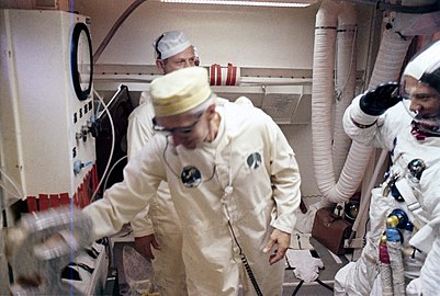 Aldrin beszáll az űrhajóba a start előtt