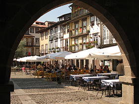Arco a la Plaza de Oliveira en Guimarães.