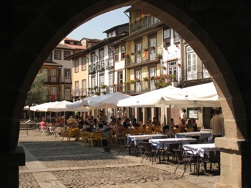 File:Arco a la Plaza de Oliveira en Guimarães.JPG