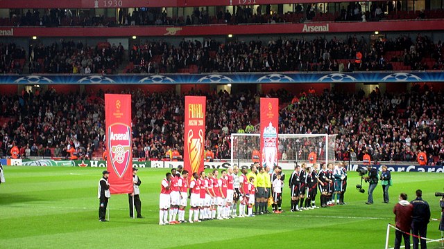 球迷們正在舉起利物浦的旗幟
