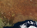 La plaine de Nullarbor et au sud la Grande Baie australienne.