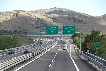 Autostrada A24 Italia 2011-08-by-RaBoe-18.jpg