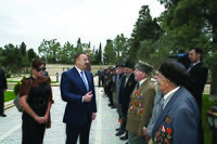 Azerbaidžanin presidentti Ilham Aliyev tapaamisessa sotaveteraanien kanssa avattaessa toisessa maailmansodassa kuolleiden muistomerkkiä Ziran kylässä