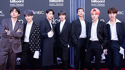 BTS на церемонії нагородження Billboard Music Awards 2019. Зліва на право: Техьон, Юнгі, Чонгук, Сокджин, Намджун, Чімін, Хосок.