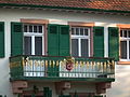 Balkon mit Wappen in Nußloch.JPG