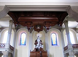 Vue sous la tribune d'orgue