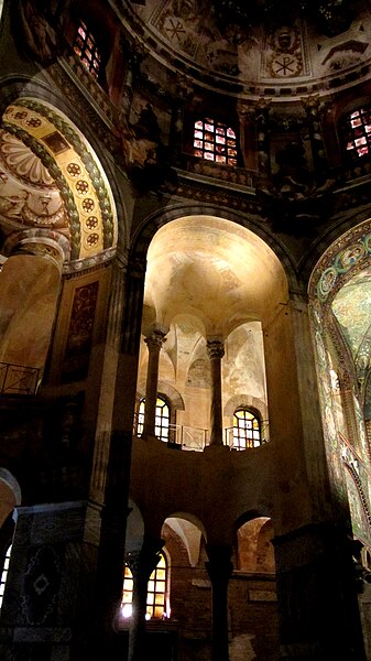 File:Basilica di San Vitale - Interno.JPG