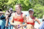 Deutsch: Beachvolleyball bei den Olympischen Jugendspielen 2018; Tag 9, 15. Oktober 2018; Mädchen, Viertelfinale: USA-Spanien 2–1 (21–19/17–21/15–9) English: Beach volleyball at the 2018 Summer Youth Olympics at 15 October 2018 – Girls Quarterfinals: USA-Spain 2–1 (21–19/17–21/15–9)