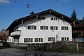 Bauernhaus in der Dorfstraße 33 in Benediktbeuern, Landkreis Bad Tölz-Wolfratshausen, Regierungsbezirk Oberbayern, Bayern. Als Baudenkmal unter Aktennummer D-1-73-113-23 in der Bayerischen Denkmalliste aufgeführt.
