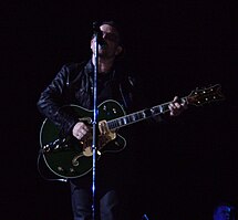 Боно исполняет «One» на концерте в Торонто в рамках U2 360° Tour.