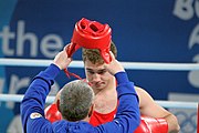 Deutsch: Boxen bei den Olympischen Jugendspielen 2018 Tag 12, 18. Oktober 2018 - Kampf um Bronze im Leichten Schwergewicht Jungen – Karol Itauma (Großbritannien, blau) schlägt Ruslan Kolesnikov (Russland, rot) 4-1; Ringrichter ist Alejandro Barrientos (Kuba). English: Boxing at the 2018 Summer Youth Olympics on 18 October 2018 – Gold Medail Match light heavyweight Boys - Karol Itauma (Great Britain, blue) beats Ruslan Kolesnikov (Russia, red) 4-1; Referee is Alejandro Barrientos (Cuba). Español: Boxeo en los Juegos Olímpicos Juveniles de Verano de 2018 en 18 de octubre de 2018 - Medalla de oro de los hombres de peso pesado ligero: Karol Itauma (Gran Bretaña, azul) vence a Ruslan Kolesnikov (Rusia, rojo) 4-1; El árbitro es Alejandro Barrientos (Cuba).