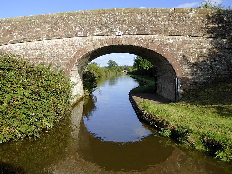 File:Bridge No. 49, Shropshire Union Canal.jpg