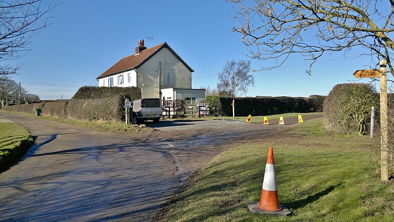 File:Bridleways are for horses, not cars or 4x4s (geograph 4342441).jpg