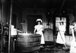 Kvinnliga arbetare i ett mejeri, runt 1900-tal.