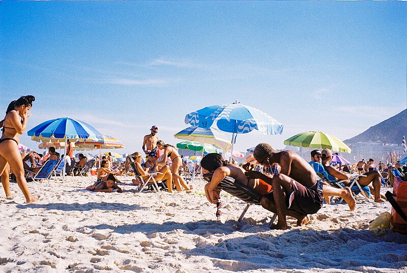 File:Bronzeado na Praia.jpg