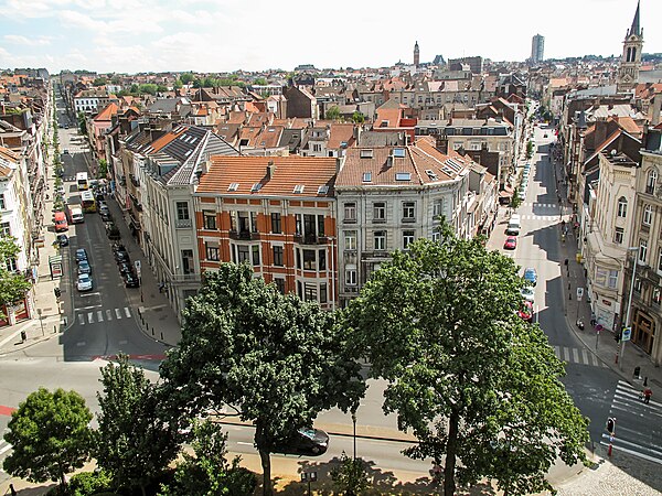 Start of the Chaussée de Waterloo/Waterloosesteenweg (on the right) from the Halle Gate