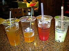 Kvar Bubble Tea trinkas de malsamaj gustoj.