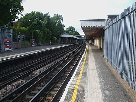 Buckhurst Hill stn look north.JPG