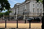 Thumbnail for File:Buckingham Palace - geograph.org.uk - 4566930.jpg