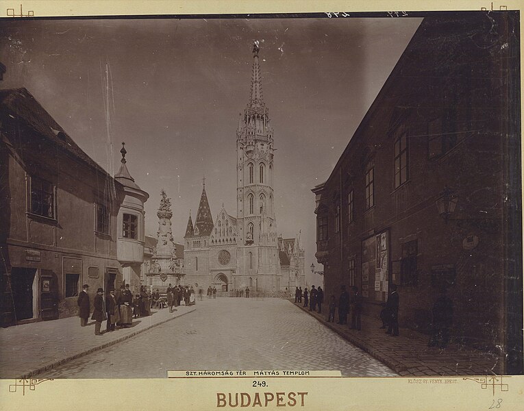 File:Budapest, Szentháromság tér és a Mátyás-templom, 1896-ban.- Fortepan 82579.jpg