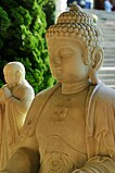 Свастика на статуе Будды