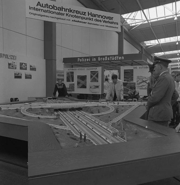 File:Bundesarchiv B 145 Bild-F022984-0004, Hannover, Internationale Polizeiausstellung.jpg