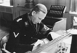 Photographie en noir et blanc de Heydrich en uniforme noir de SS-Brigadeführer