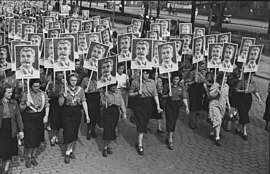 Female members of the FDJ carry portraits of Stalin in the 3rd World Festival of Youth and Students in East Berlin Bundesarchiv Bild 183-11500-0994, Berlin, III. Weltfestspiele.jpg