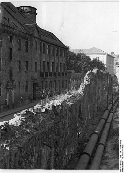 File:Bundesarchiv Bild 183-12264-0002, Berlin, Waisenstraße, Reste der Stadtmauer.jpg