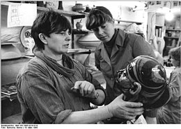 Bundesarchiv Bild 183-1985-0318-014, Dalwitz, Teilnehmer des Kunstzirklels.jpg
