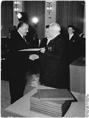 Президент ГДР Вильгельм Пик вручает Конвичному знаки лауреата Национальной премии ГДР, 6 октября 1956 года.