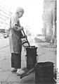 Bundesarchiv Bild 183-M1203-340, Berlin, Teerkochen für Straßenarbeiten.jpg
