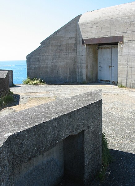 File:Bunker, La Corbiéthe, Jèrri 5.jpg