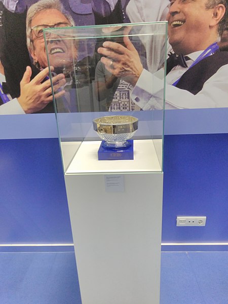 File:CEB European Three-cushion Championship trophy for teams at Museu FC Porto.jpg