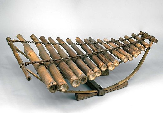 Ударный идиофон 8 букв сканворд. Ангклунг музыкальный инструмент. Балийский ксилофон. Ксилофон из бамбука. Ксилофон Балийский малый.