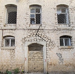 Cabbar Qaryağdıoğlunun yararsız hala salınmış evinin üz hissəsi
