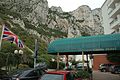 होटल का प्रवेश द्वार तथा पृष्टभूमि में जिब्राल्टर की चट्टान