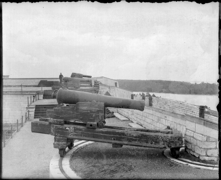 File:Cannons on Fort Henry's walls (I0013046).tif