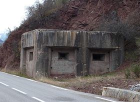 Casamata de Guillaumes con tres almenas en la entrada aguas arriba de las Gargantas Rojas de Daluis.